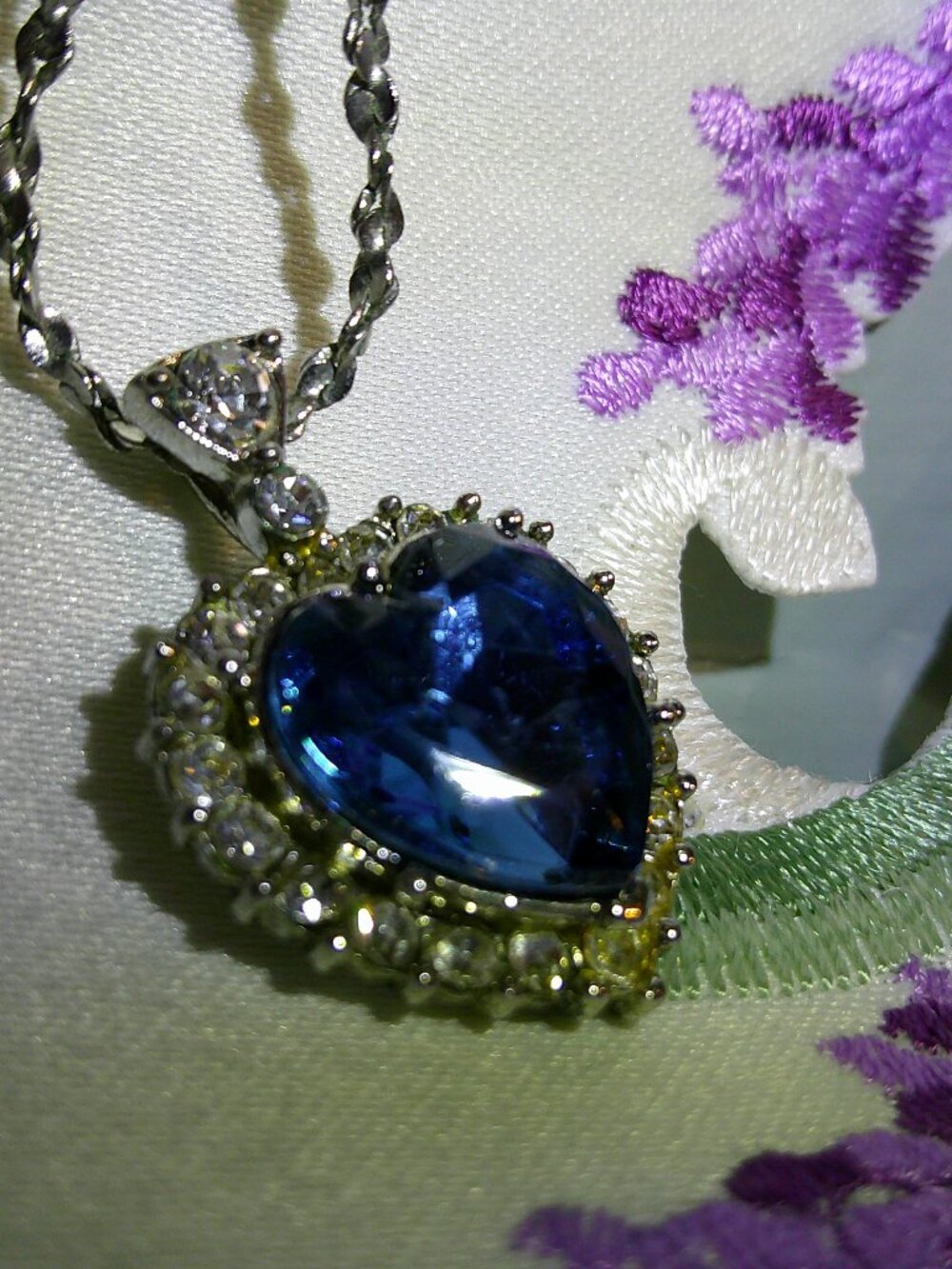 Vintage Avon 1998 Celine Dion Romantic Heart of The Ocean Necklace